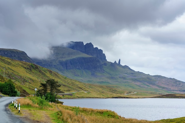 Photo belle route panoramique avec vue sur le vieil homme de storr et du loch leathan, île de skye, écosse