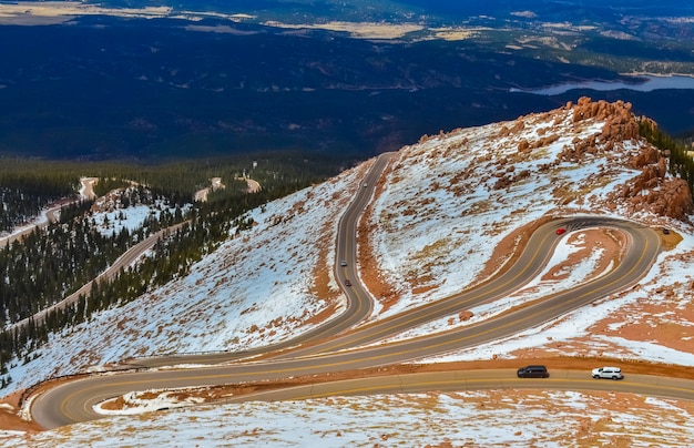 Belle route sinueuse serpentant jusqu'à la montagne de Pikes Peak, Colorado, USA