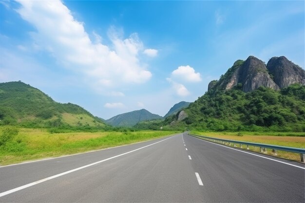 Belle route de Thaïlande avec des montagnes vertes et un ciel bleu en arrière-plan