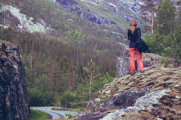 Belle route venteuse dans les montagnes norvégiennes, norvège