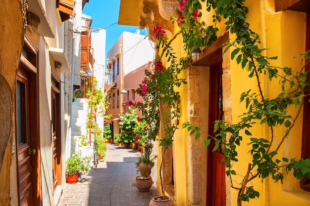 Belle rue avec des bâtiments colorés à La Canée, île de Crète, Grèce. Paysage d'été