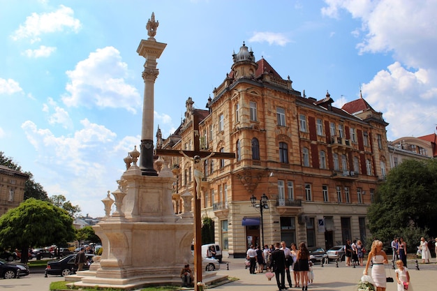belle rue dans la partie centrale de Lviv