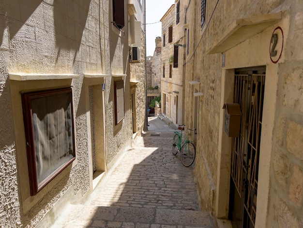 Une belle rue étroite à Vis