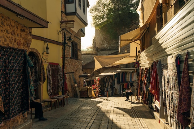 Photo belle rue de kaleici, destination touristique populaire en turquie