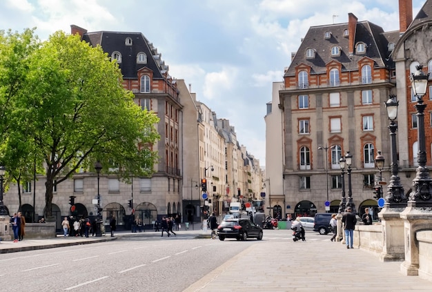 Belle rue de la ville aux beaux jours