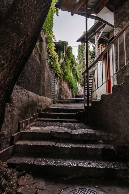 Belle ruelle étroite avec garniture en pierre et façades d'immeubles