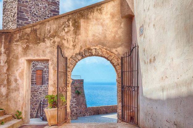 La belle ruelle de la vieille ville de Castelsardo