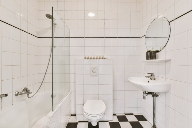 Belle salle de bain avec une grande baignoire et des murs blancs