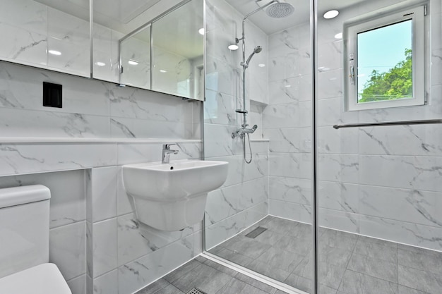 Belle salle de bain intérieure moderne décorée de carreaux Bianco