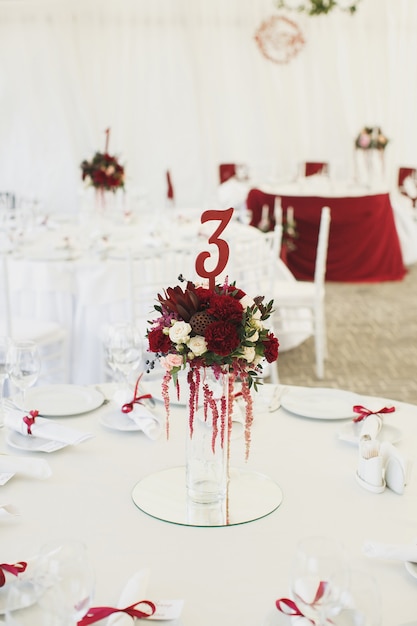 Belle salle de banquet sous tente pour une réception de mariage.