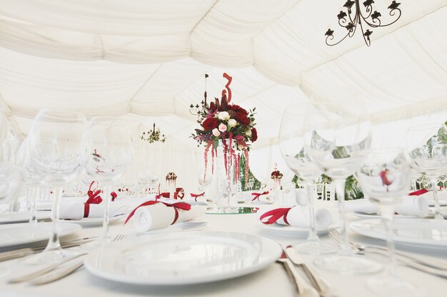 Belle salle de banquet sous tente pour une réception de mariage.