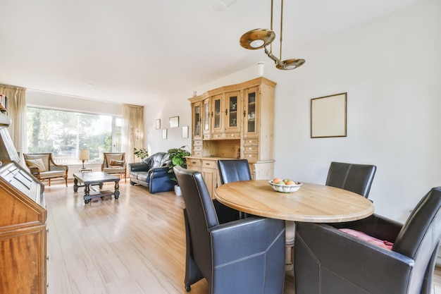 Belle salle à manger avec table ronde en bois