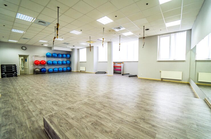 Photo belle salle de sport spacieuse pour les entraînements de fitness avec équipement de sport fitness yoga et pilates light hall avec des balles aérobiques à la fin