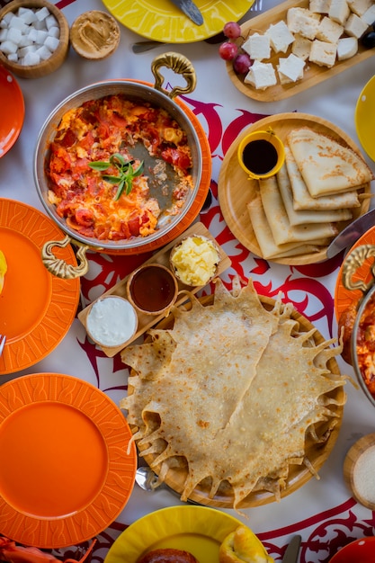 Belle et savoureuse table pour le petit déjeuner