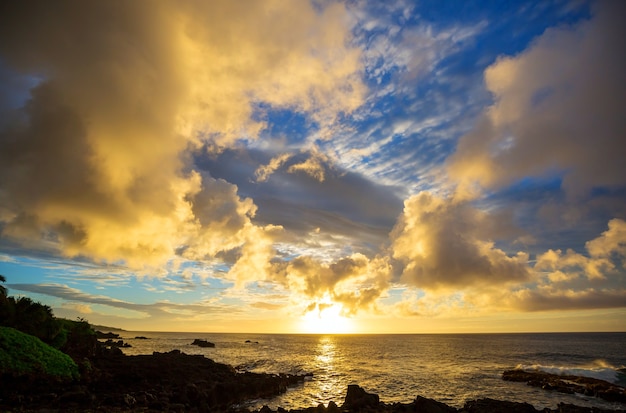 Belle scène au coucher du soleil hawaïen