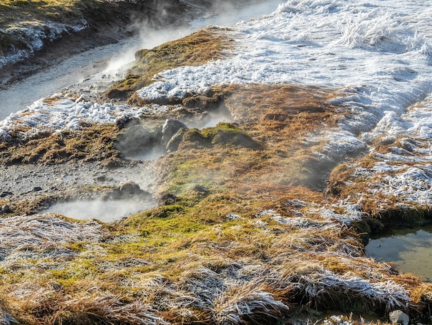 Belle scène autour de l'énergie thermique souterraine de Deildartunguhver pour de nombreuses villes d'Islande