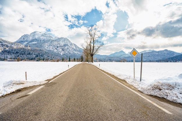 Belle scène d'hiver avec une route de campagne à Fussen, Bavière, Allemagne