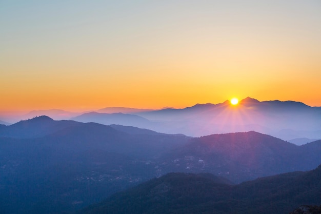 Belle scène de lever de soleil dans les montagnes