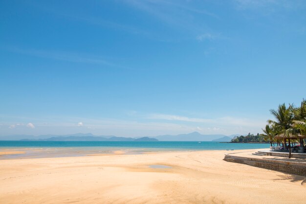 Belle scène, mer tropicale et plage avec fond de ciel bleu