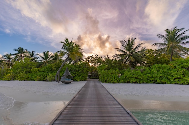 Belle scène de plage au coucher du soleil. Vue colorée sur le ciel et les nuages avec une mer calme et une ambiance tropicale relaxante