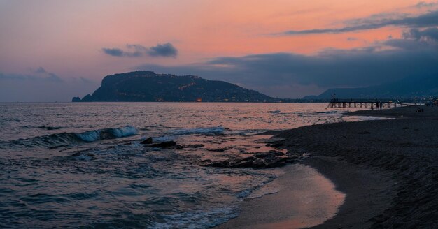 Belle scène de soirée sur la plage d'Alanya en Turquie