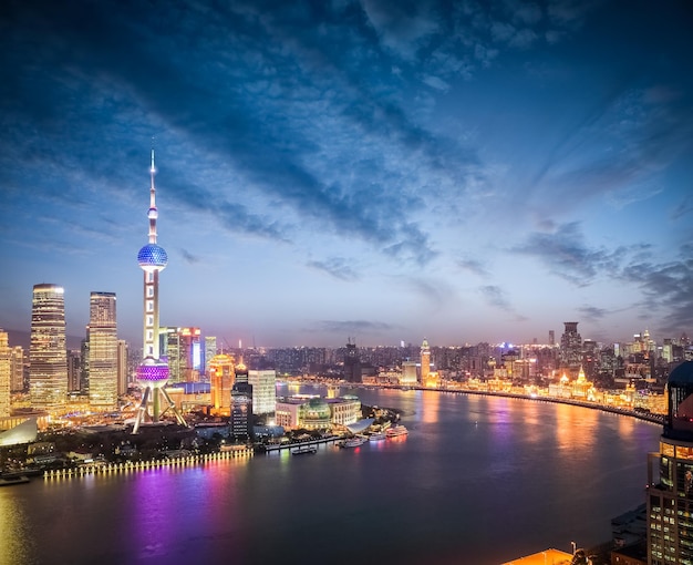 Belle scène de la tombée de la nuit des deux côtés de la rivière huangpu à shanghai vue en grand angle