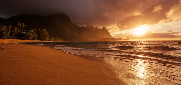 Belle scène à Tunnels Beach sur l'île de Kauai, Hawaii, USA