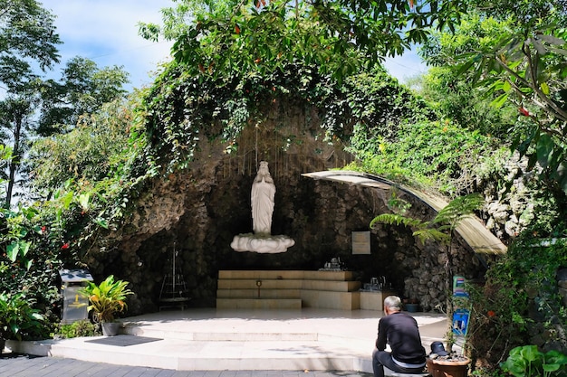 Photo belle sculpture de la sainte mère marie dans l'église de taroangro java centrale 20 janvier 2024