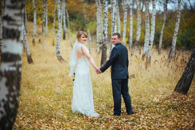 Belle séance de photos de mariage sur la nature