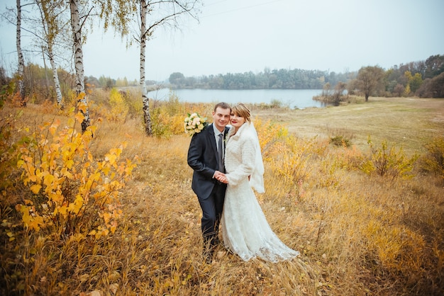 Belle séance de photos de mariage sur la nature