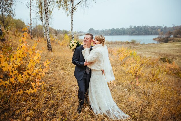 Belle séance de photos de mariage sur la nature