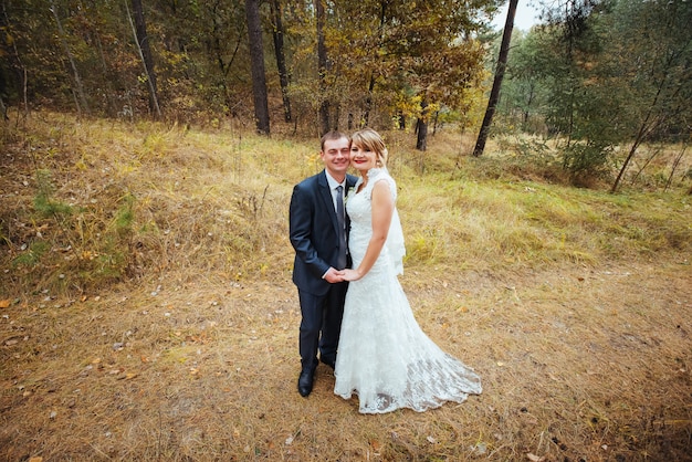 Belle séance de photos de mariage sur la nature