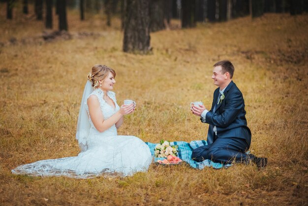 Belle séance de photos de mariage sur la nature