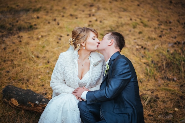 Belle séance de photos de mariage sur la nature