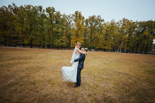 Belle séance de photos de mariage sur la nature