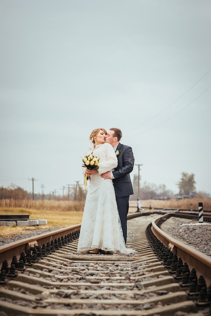 Belle séance de photos de mariage sur la nature