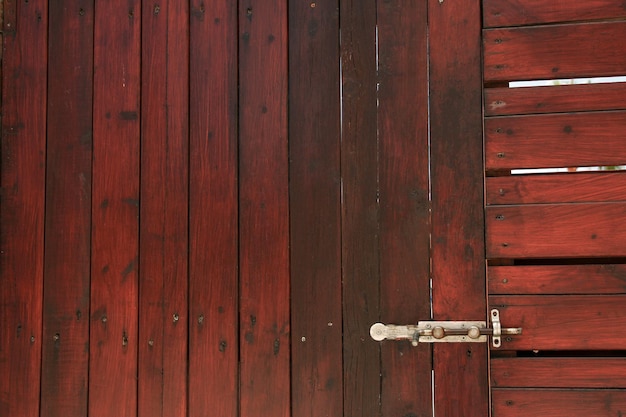 Belle serrure de porte sur fond de rue