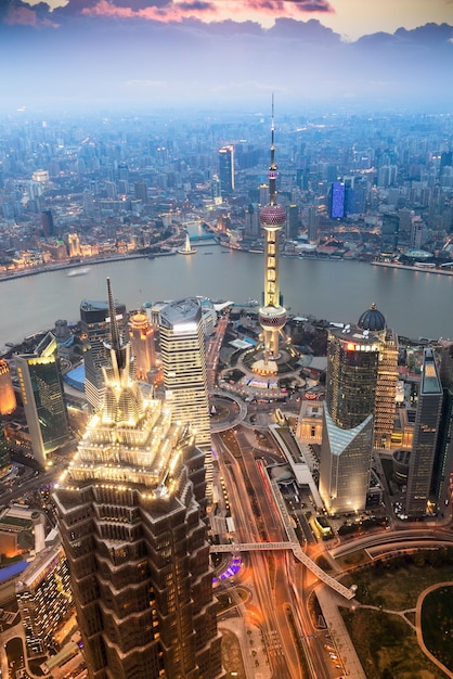 Belle shanghai dans la soiréevue aérienne du centre financier mondial