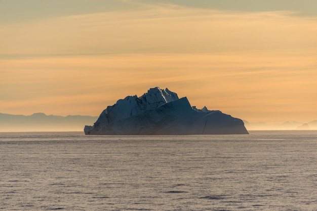 Belle sinrise au Groenland. Iceberg en mer.