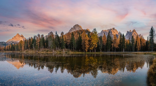 Belle soirée d'automne Lac Antorno et Trois Pics de Lavaredo Dolomites Italie
