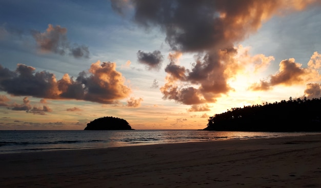 Belle soirée coucher de soleil coucher de soleil crépuscule avec ciel nuageux doré ou tat kata Beach Thaïlande