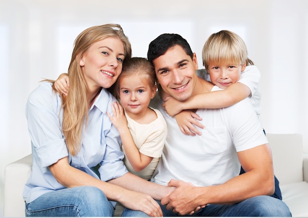 Belle souriante Belle famille à l'intérieur