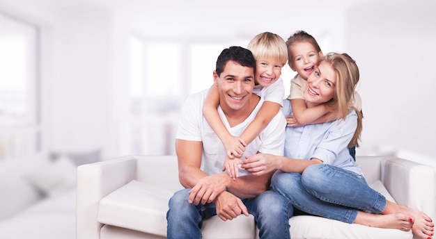 Belle souriante Belle famille à l'intérieur