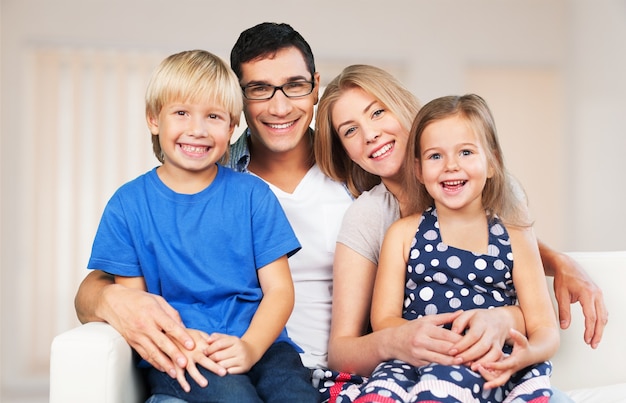 Belle souriante Belle famille à l'intérieur