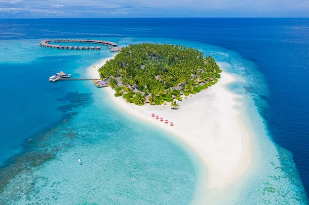 Belle station aérienne de drones Îles Maldives. Destination de voyage exotique, palmiers de lagon océanique