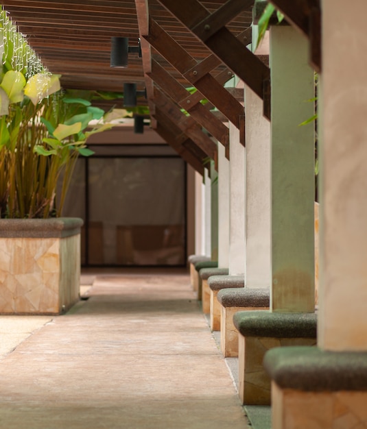 Belle station balnéaire avec des colonnes et des plantes tropicales