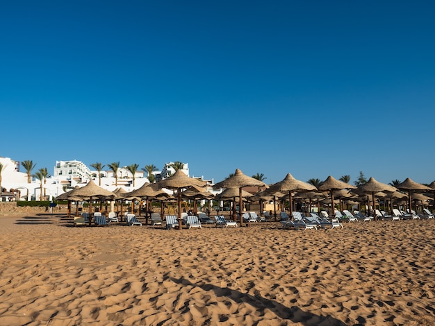 Belle station balnéaire sur la plage.