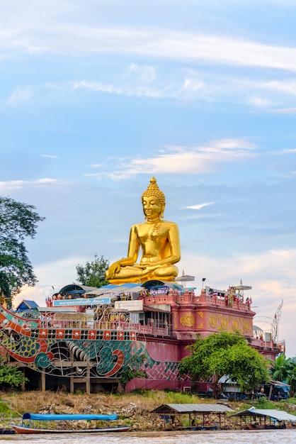 Belle statue de bouddha doré de Phra Buddha Nawa Lan Tue sur les rives du Mékong au Golden Triangle Park (Sob Ruak) pendant la soirée dans la province de Chiang Rai, Thaïlande