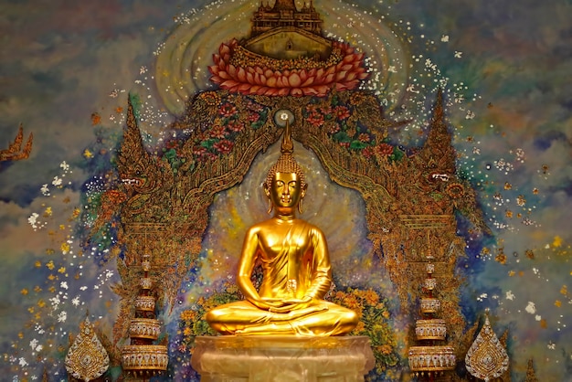 Belle statue de Bouddha d&#39;or