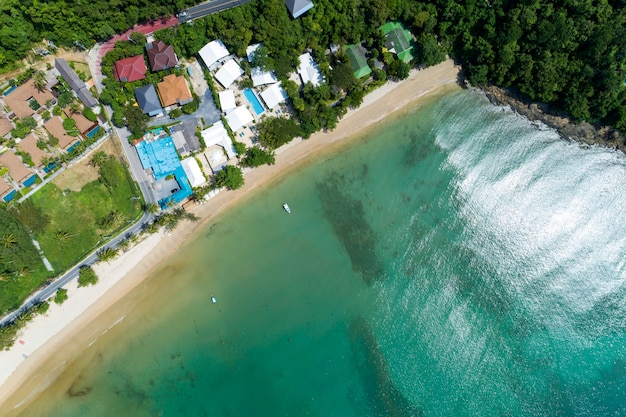 Belle surface de la mer avec l'image de la villa moderne et de bord de mer par Drone vue aérienne